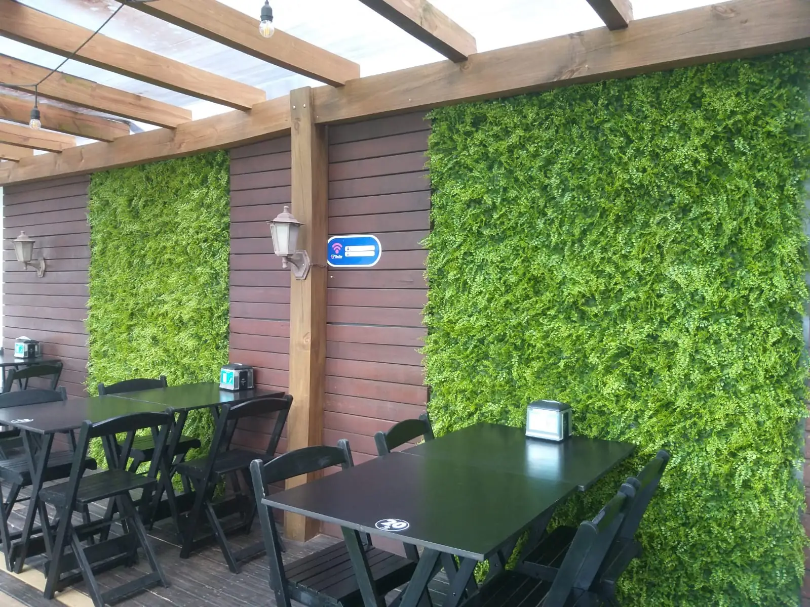 Comércio com jardim vertical artificial na parede