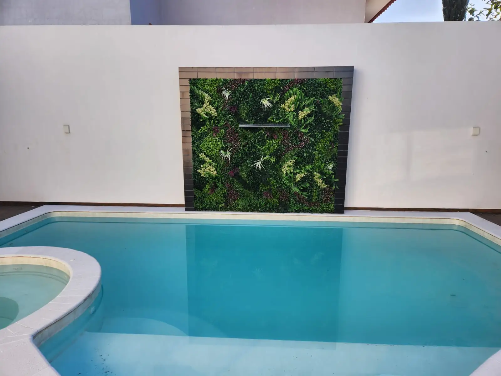 Fachada com jardim vertical artificial externo
