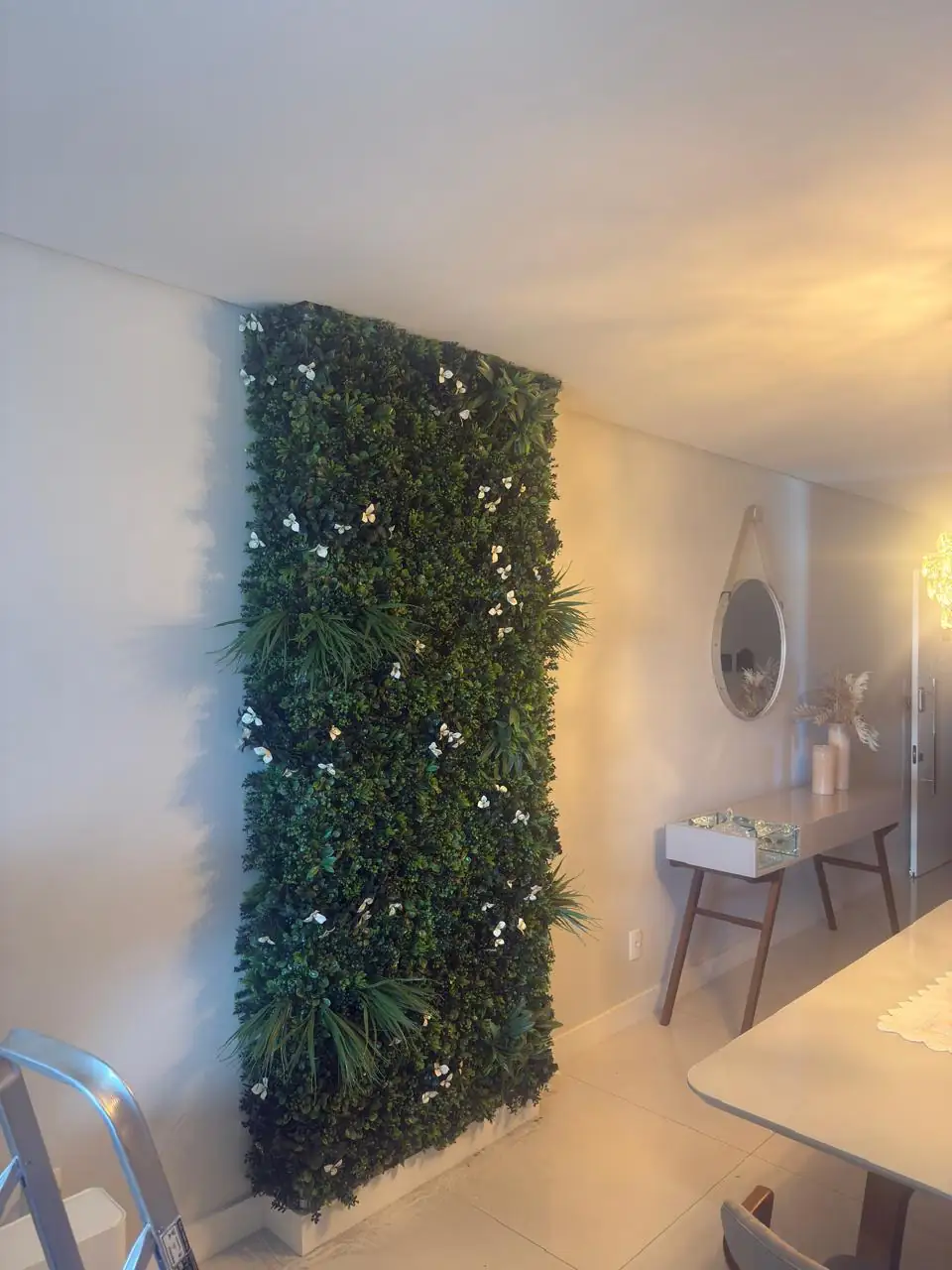 Parede com jardim vertical artificial em ambiente interno