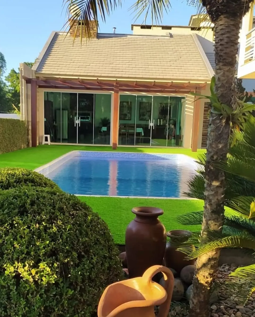 Fachada com jardim vertical artificial externo