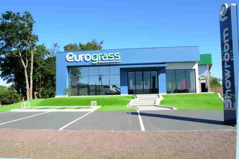 Showroom da Euro Grass com amostras de placas de jardim vertical artificial